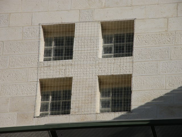 רביעיית חלונות עם לבני זכוכית