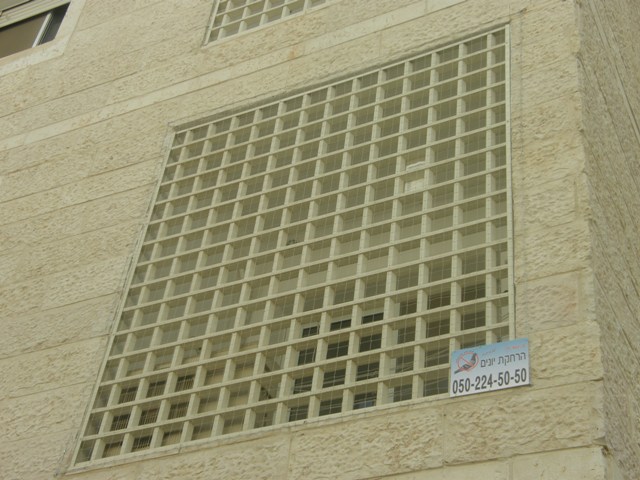 רשת יונים - חיצוני על קיר הבניין